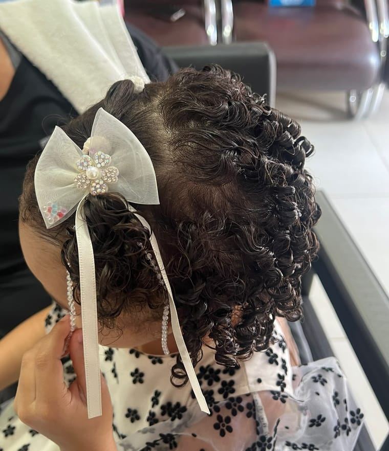 Penteado infantil feito no salão Pelle Morena, com acabamento delicado.