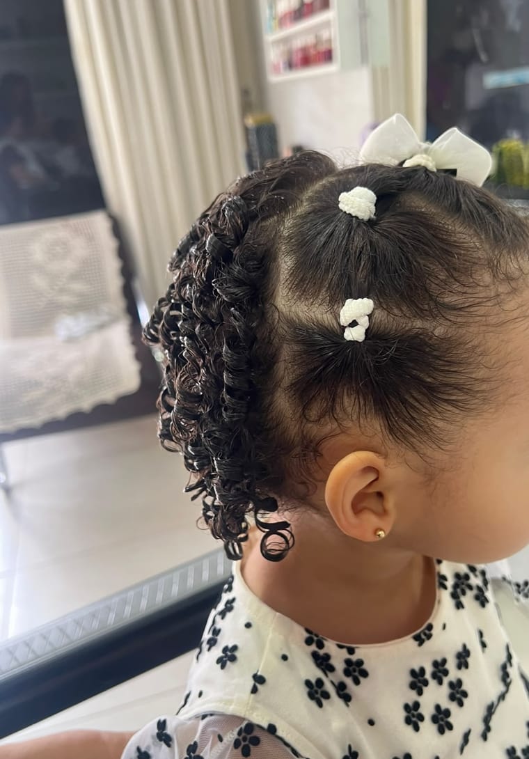 Penteado infantil para ocasião especial, feito no salão Pelle Morena.