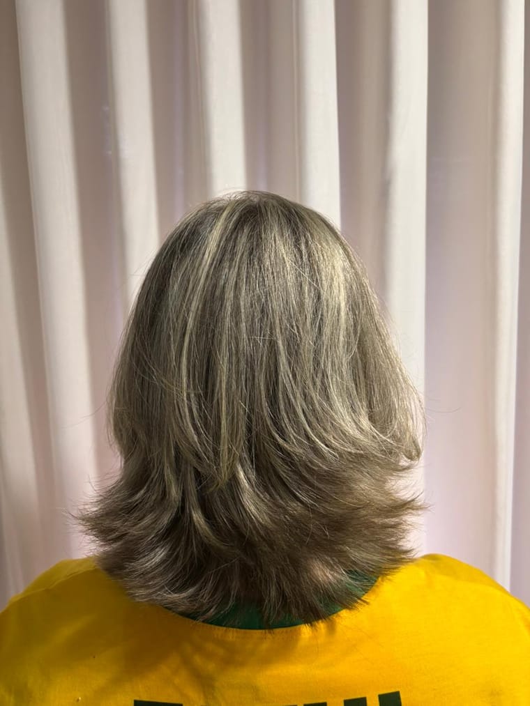 Cabelo com luzes iluminadas, resultado do salão Pelle Morena.