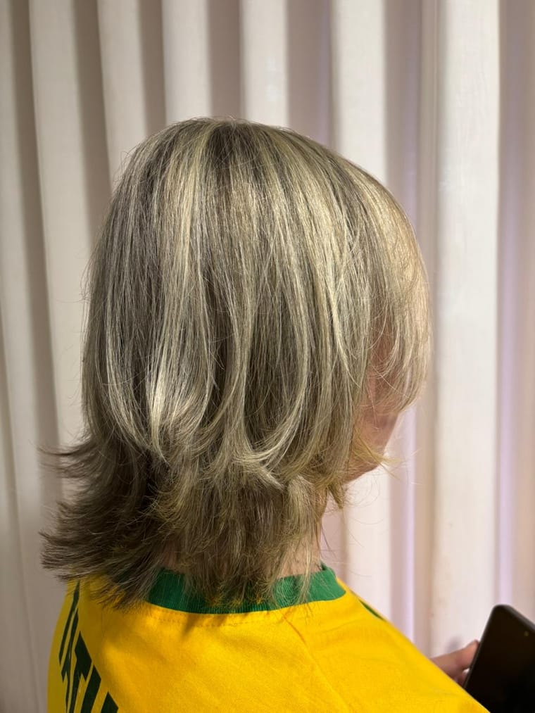 Loiro iluminado em cabelo morena, feito no salão Pelle Morena.