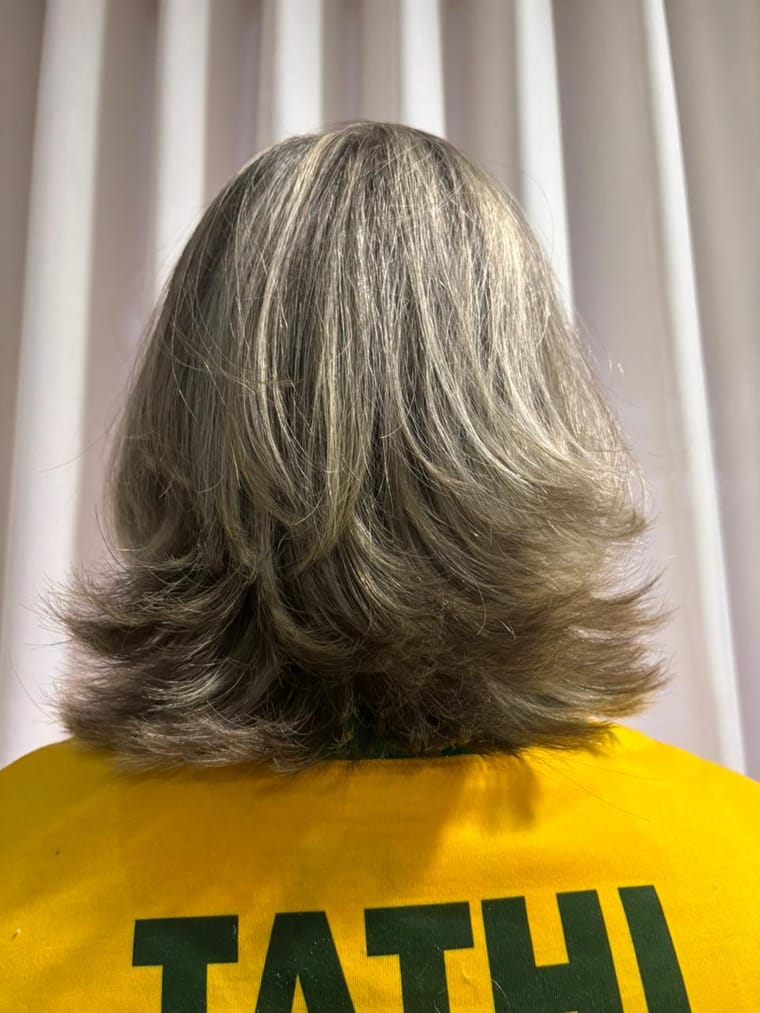 Mechas iluminadas com acabamento sem amarelado, salão Pelle Morena.