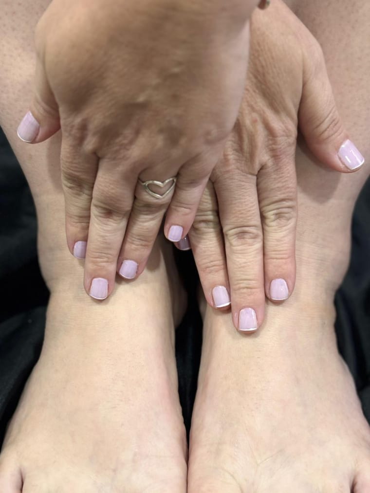 Mãos com manicure em tom nude, feita no salão Pelle Morena.