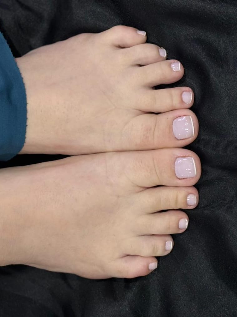 Detalhe de pés após spa e pedicure no salão Pelle Morena.